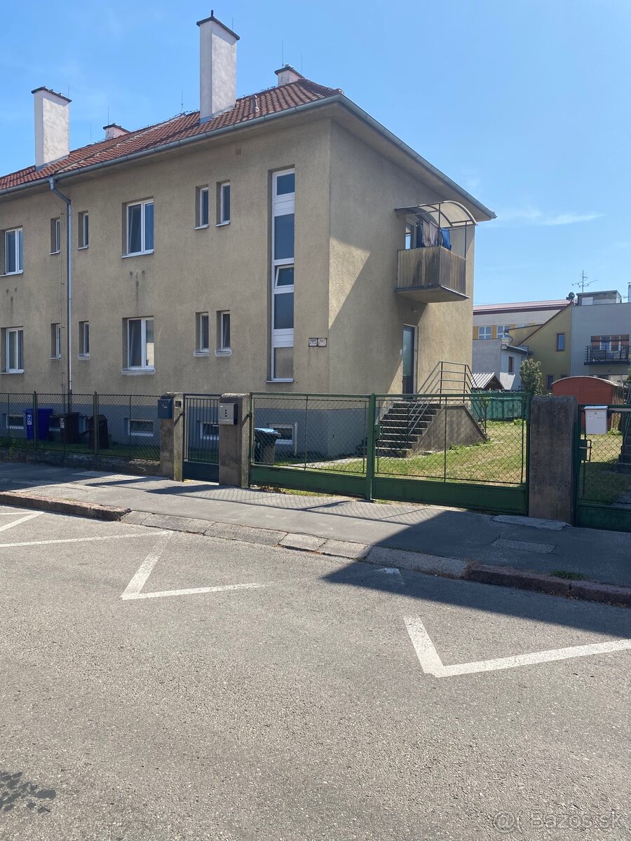 Ponúkam 2 izb. tehlový byt na zámostí v Trenčíne.