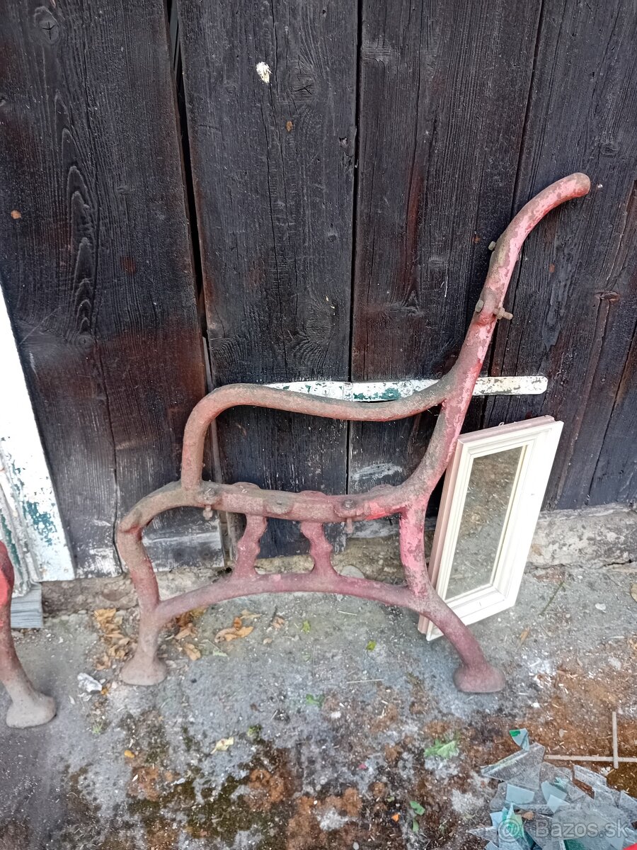 Liatinové nohy retro