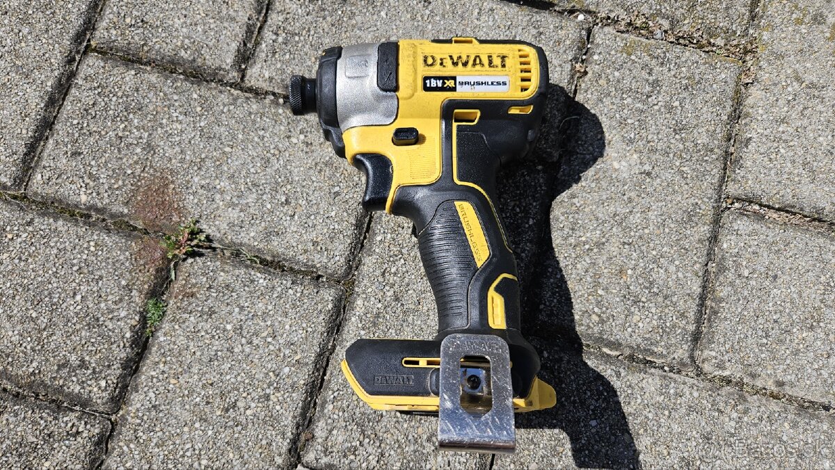 Aku razovy utahovac Dewalt DCF887
