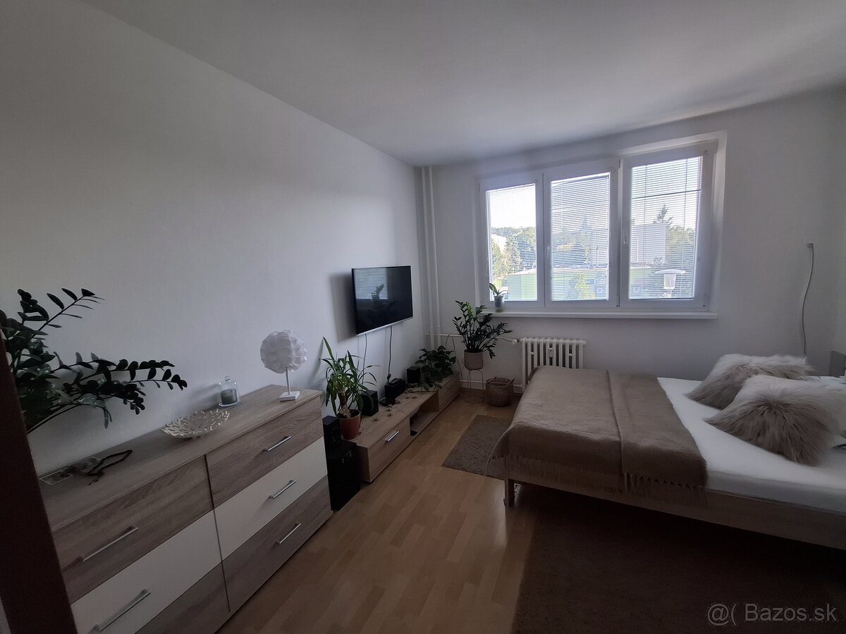 Postel, komoda, skrinka pod televizor