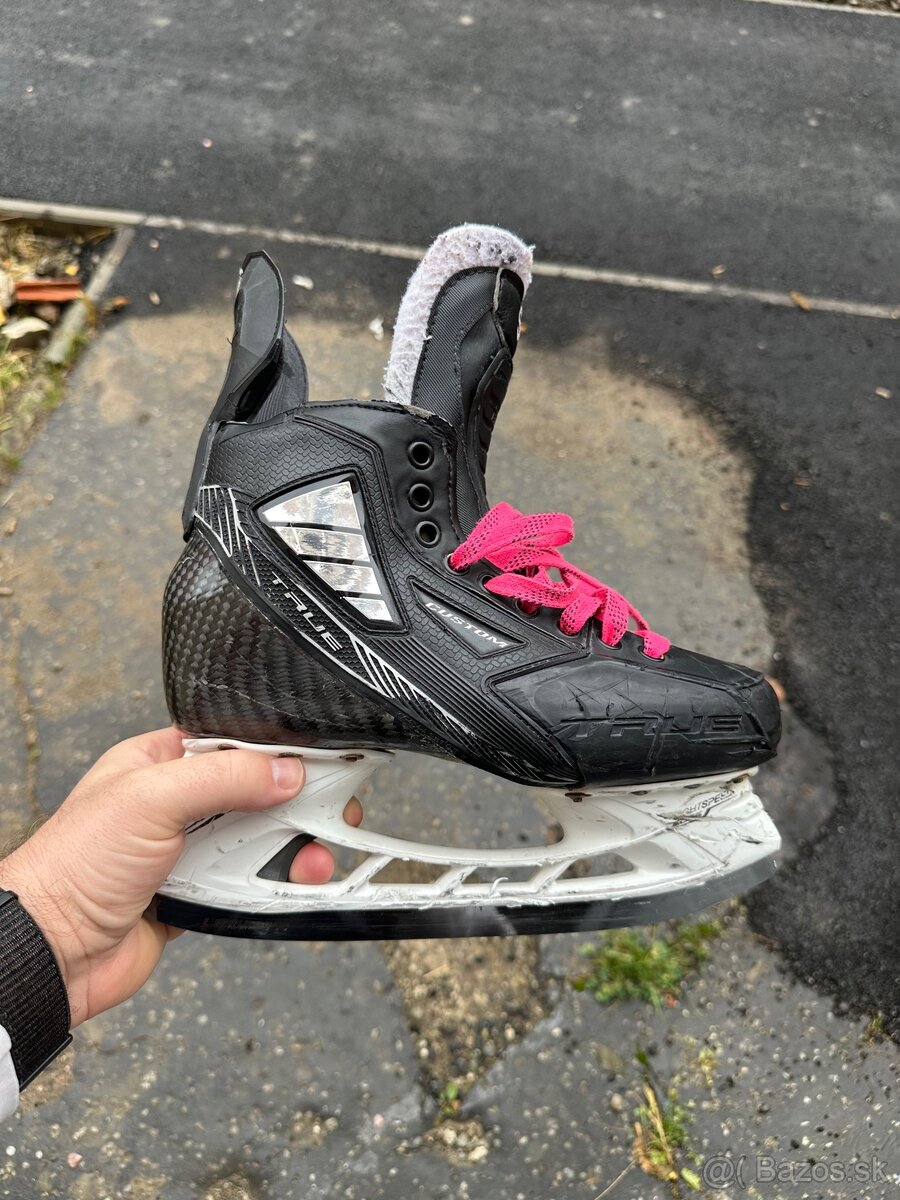Korcule na hokej True Custom
