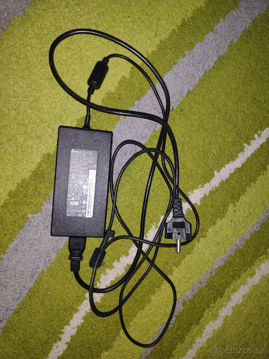 Predám funkčnú nabijačku na notebook Acer