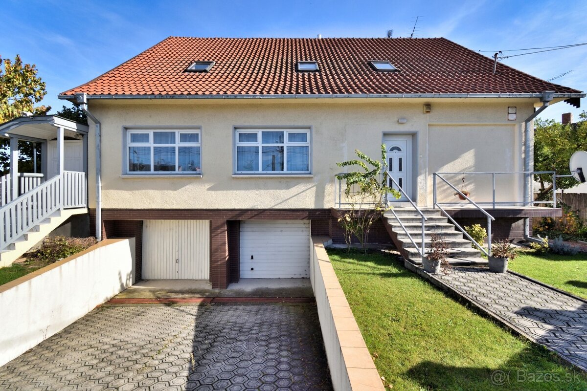 Rodinný dom s dvoma bytmi, 2 garáže, záhrada, bazén, DS
