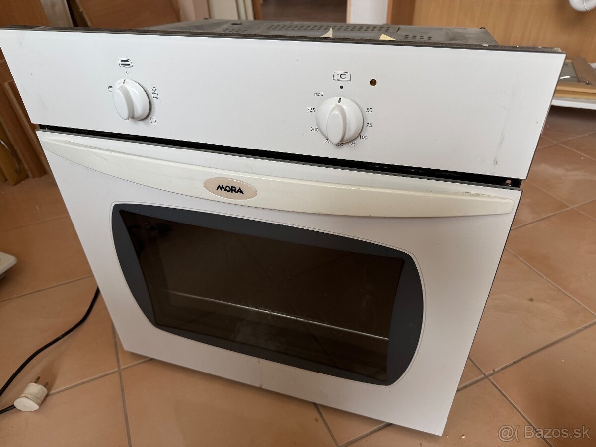 Vstavaná elektrická rúra