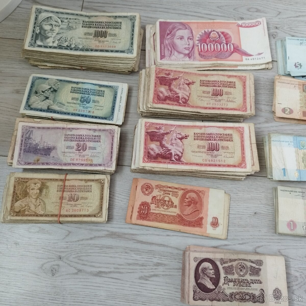 Papierové bankovky=juhoslovanske+ukrajinské+ruské