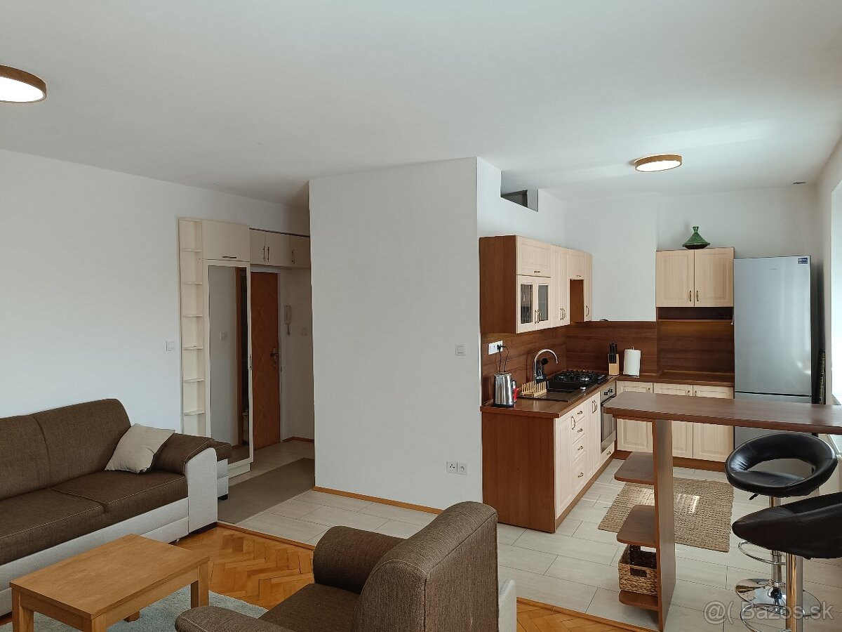 Prenájom- 2 izbový byt v centre mesta