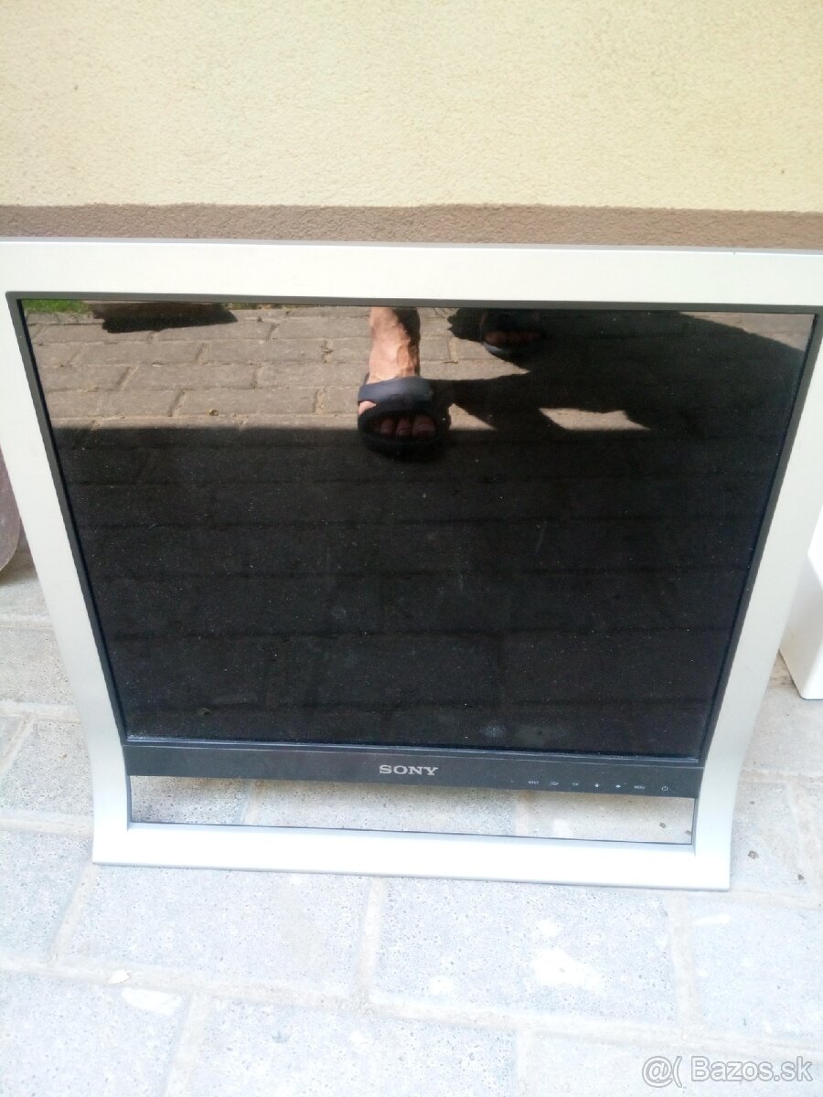 Darujem pc monitor