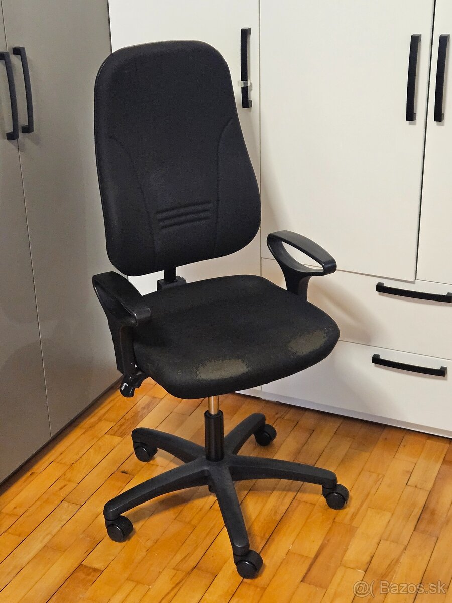 Nastaviteľná kancelárska stolička