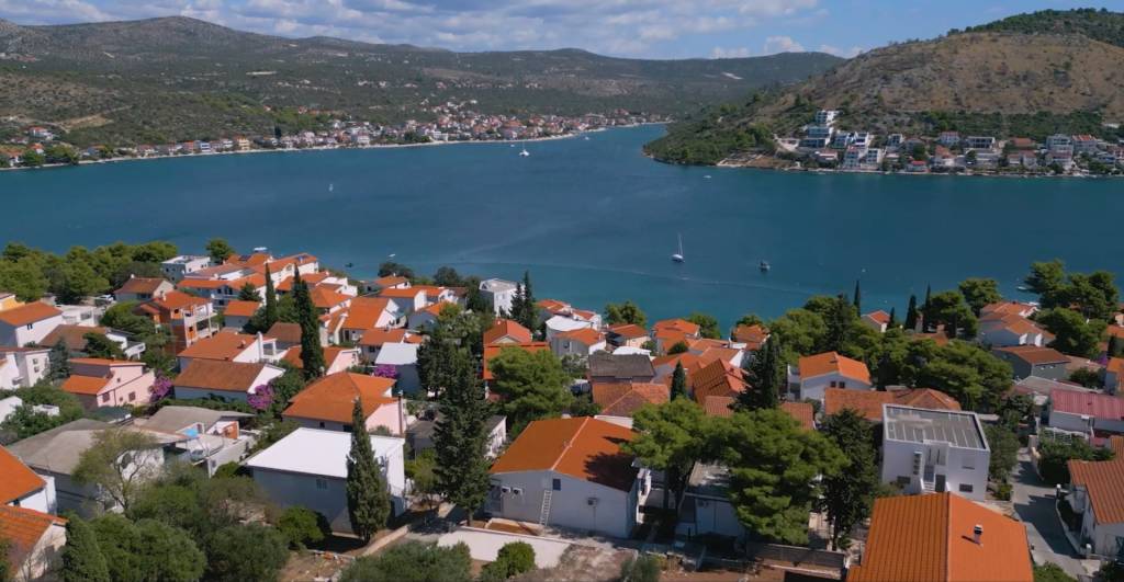 CHORVÁTSKO - Apartmány s krásnymi výhľadmi - ROGOZNICA