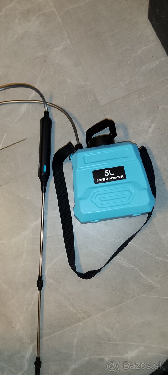 Postrekovač na batériu 5l