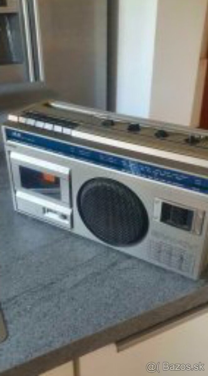 AKAI radio FM - SW - MW - LW - sieť 230v - Baterky