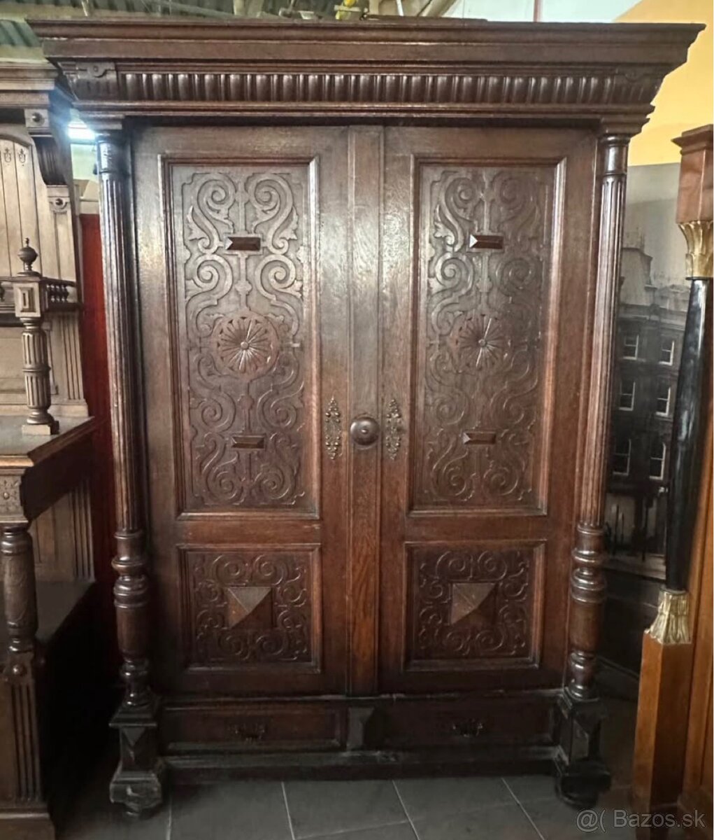 Starožitná rezbovaná skriňa