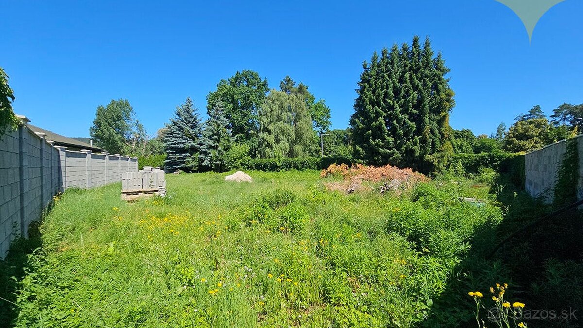 PRIEVIDZA – Staré sídlisko / DOBRÁ POLOHA / Pozemok 1350 m2,