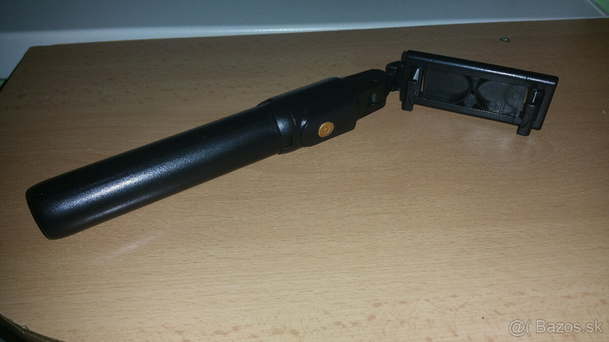 Bluetooth selfie tyč so vstavaným stojanom
