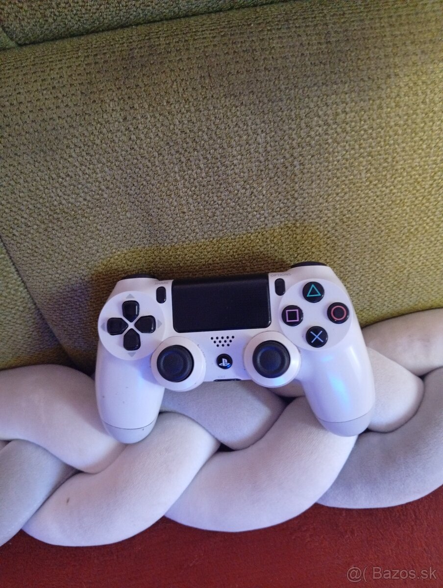Predám PS4 s hrami ovládačom,stojanom na nabíjanie .