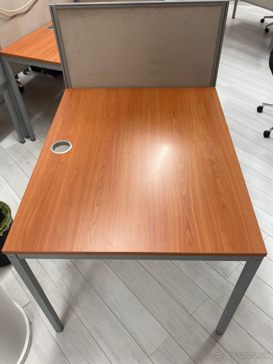 Predáma kancelársky stôl
