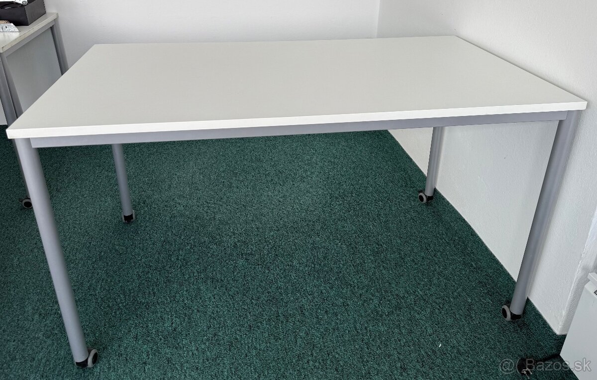 Biely stôl na kolieskach, kancelársky, na rokovania.