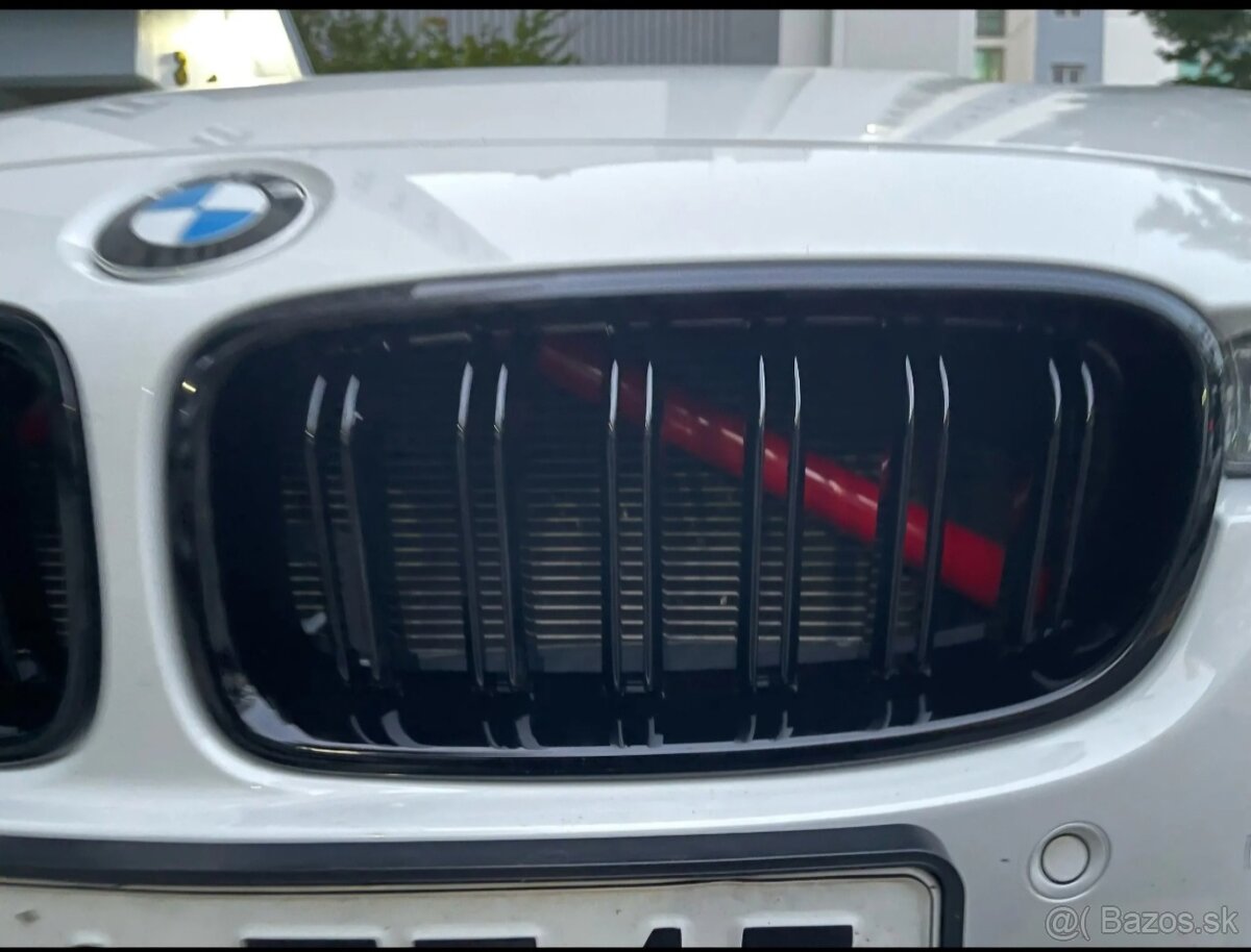 Červené výstuhy pred chladič BMW