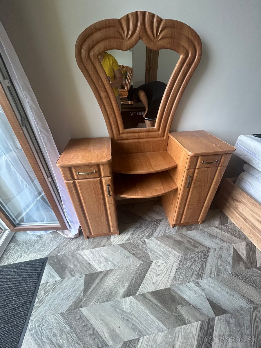 Kozmetický stolík