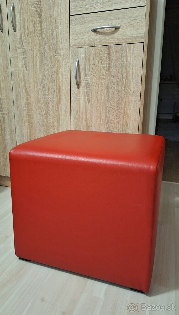 Červená taburetka