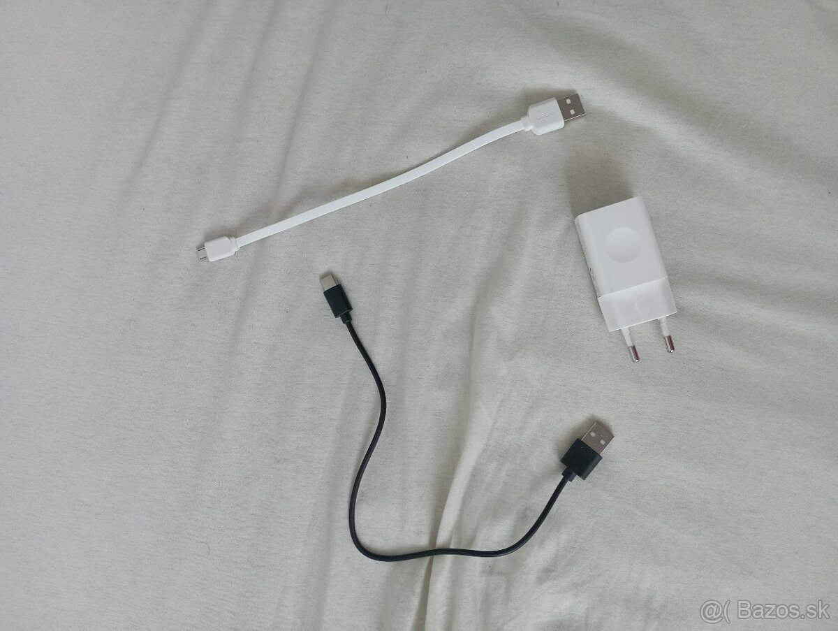 Nabíjačka + 2 USB káble (micro USB a USB-C)