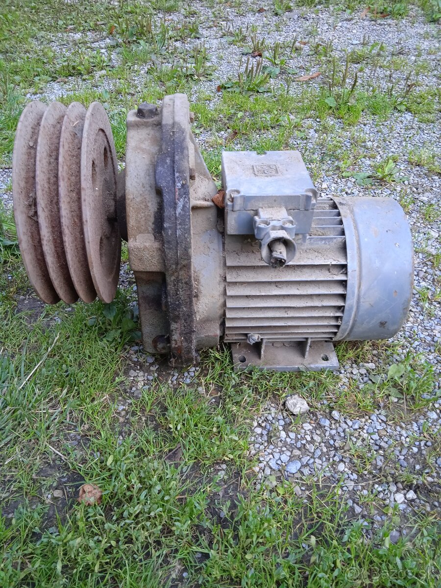 Motor s prevodovkou.