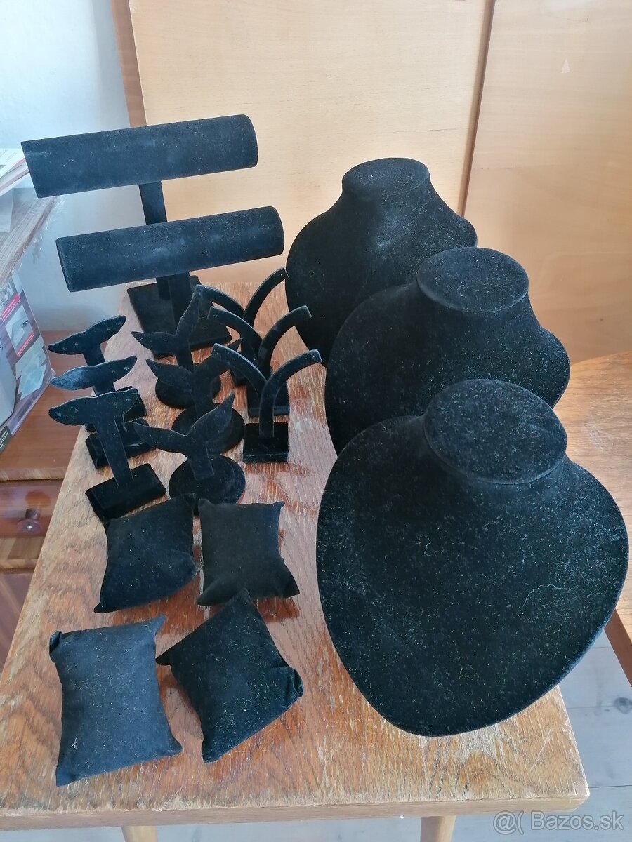 Busty na vystavovanie bižutérie