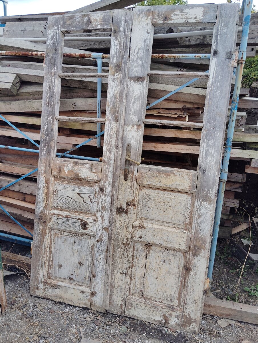 Staré dvojkridlove dvere vhodné na renováciu alebo dekoráciu