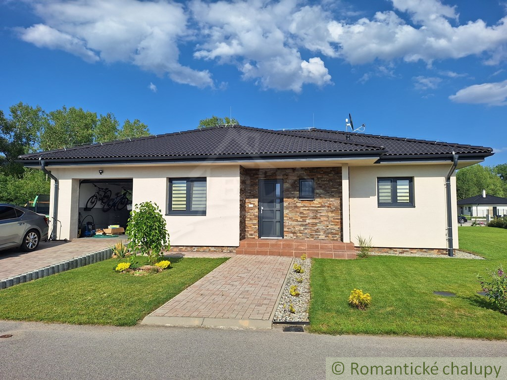 Novostavba bungalovu s veľkým pozemkom 909 m2 v obci Ivach