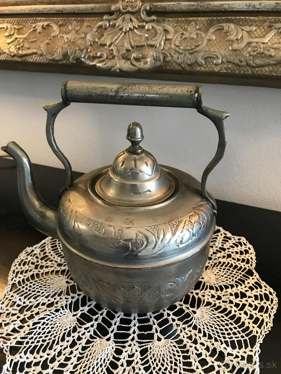 dekoracia- kovova kanvica - cajnik