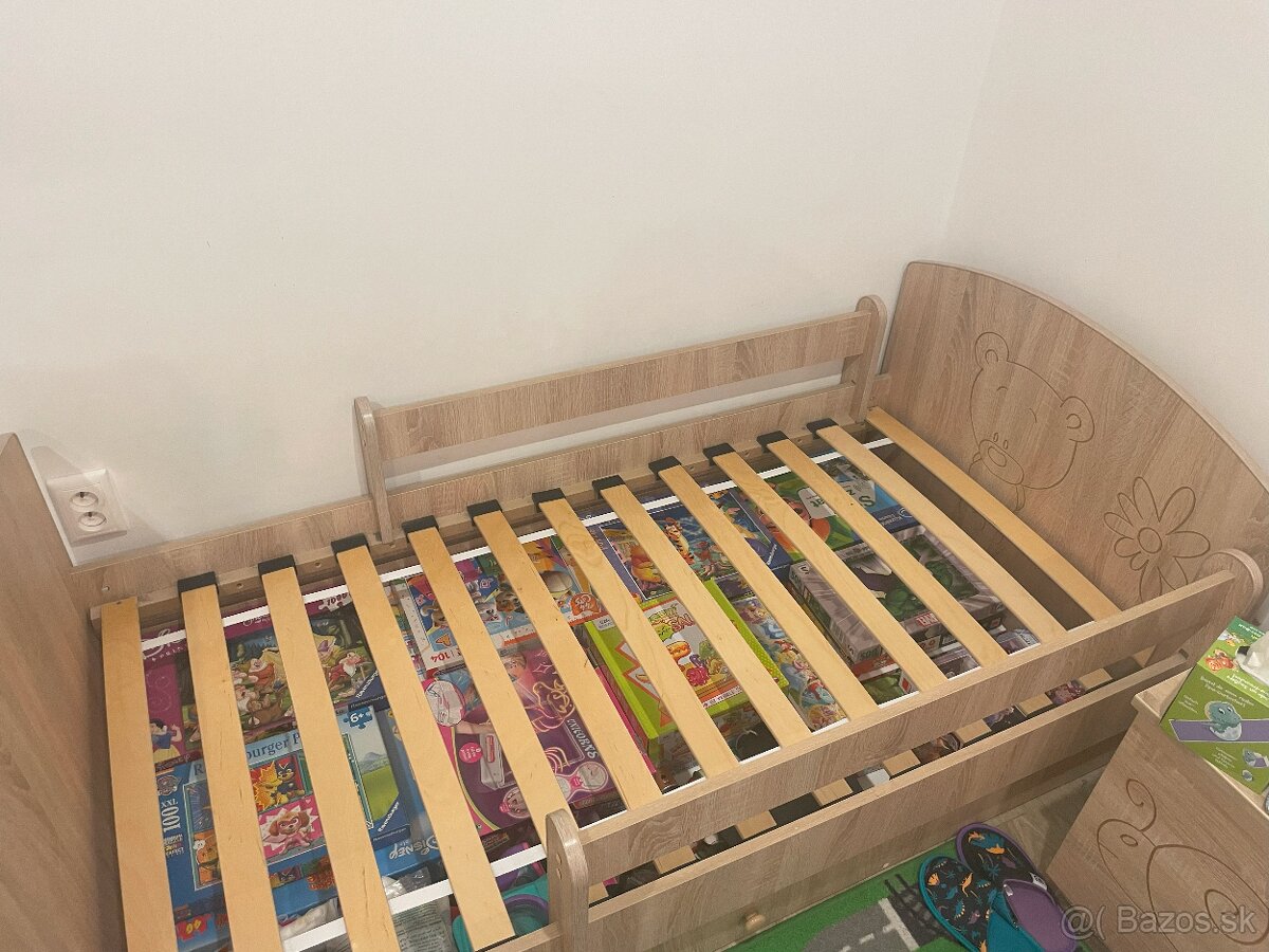 Detská posteľ s nočným stolíkom