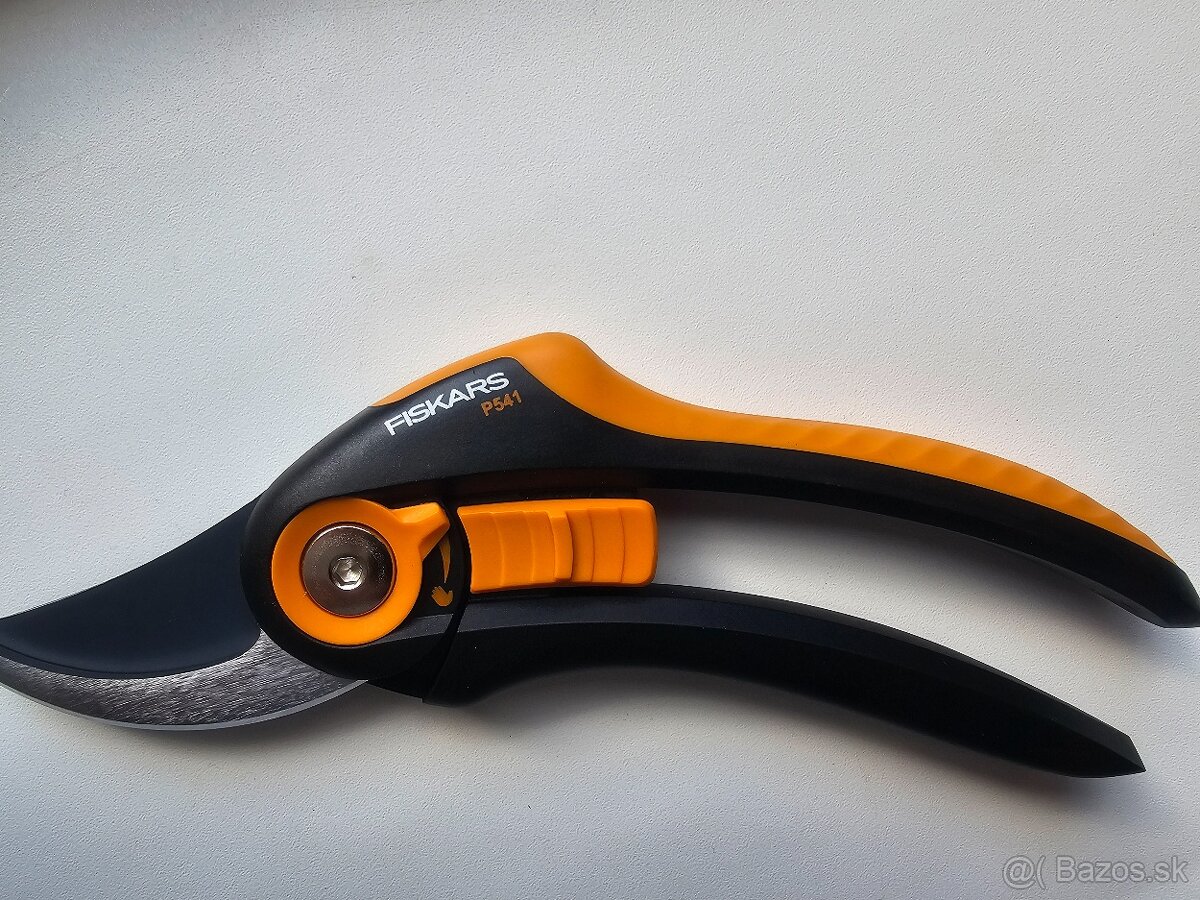 Nožnice fiskars.