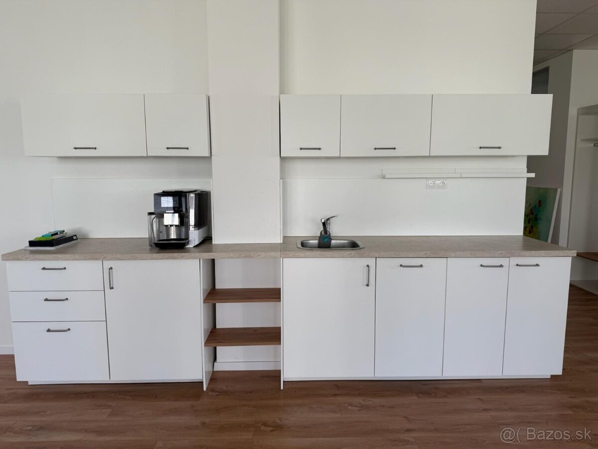 Na predaj: Biela kuchynská linka IKEA – so vstavanými spotre