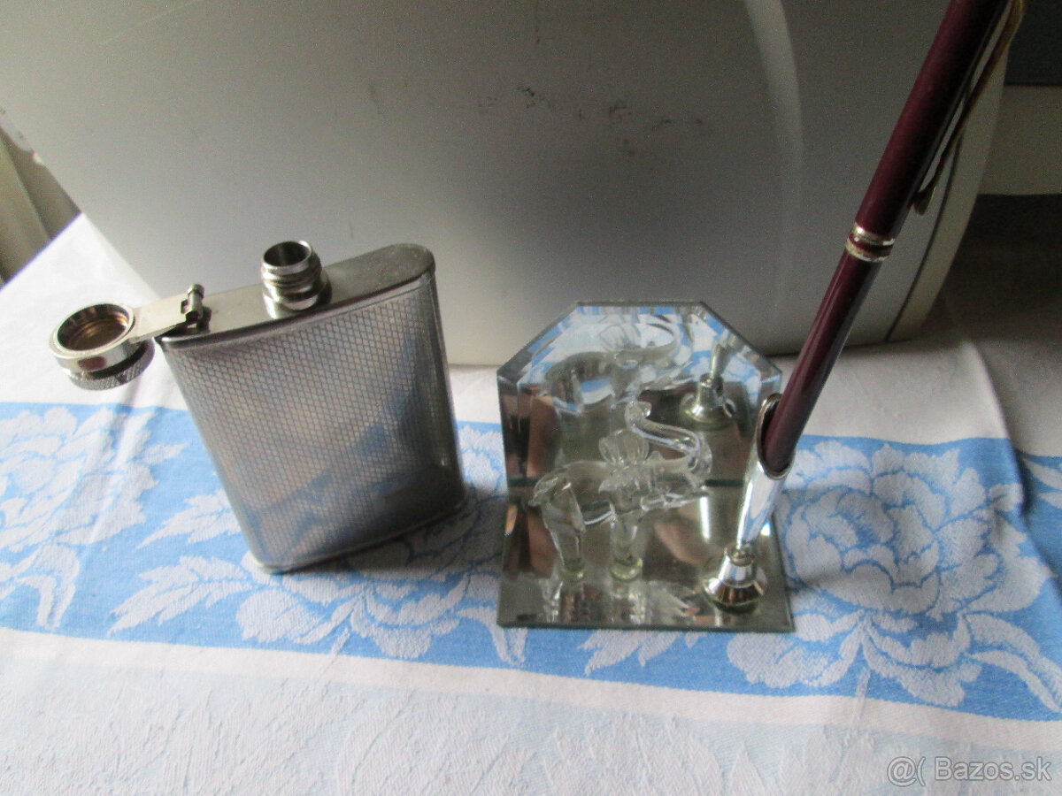 ploskačka, stojan na pero - obidva nové