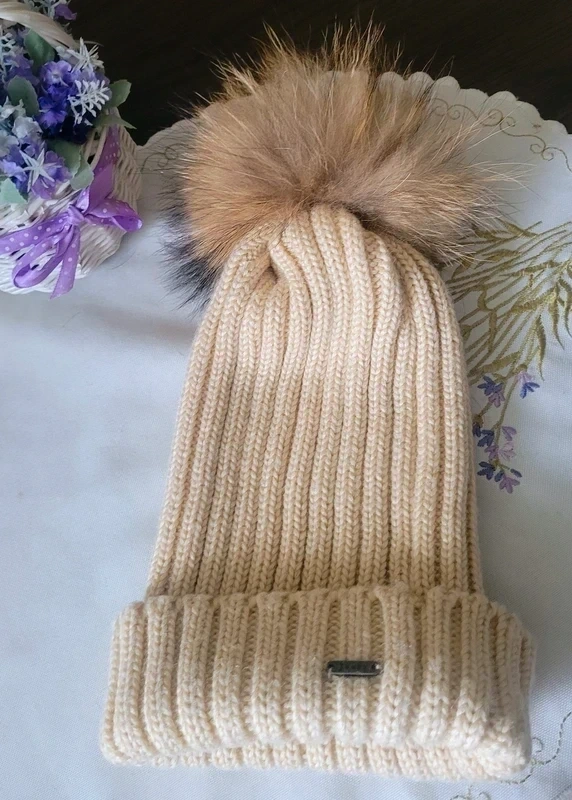 bezova ciapka, s pravou kozusinou