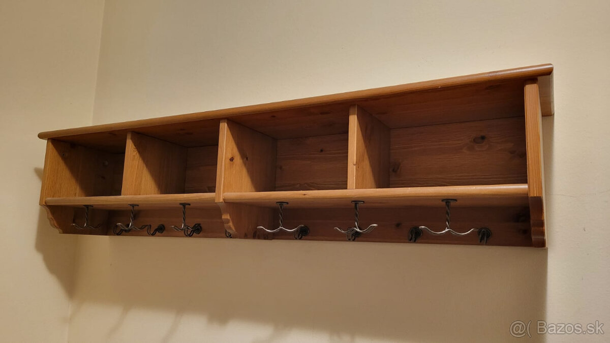 chodbový vešiak na oblečenie