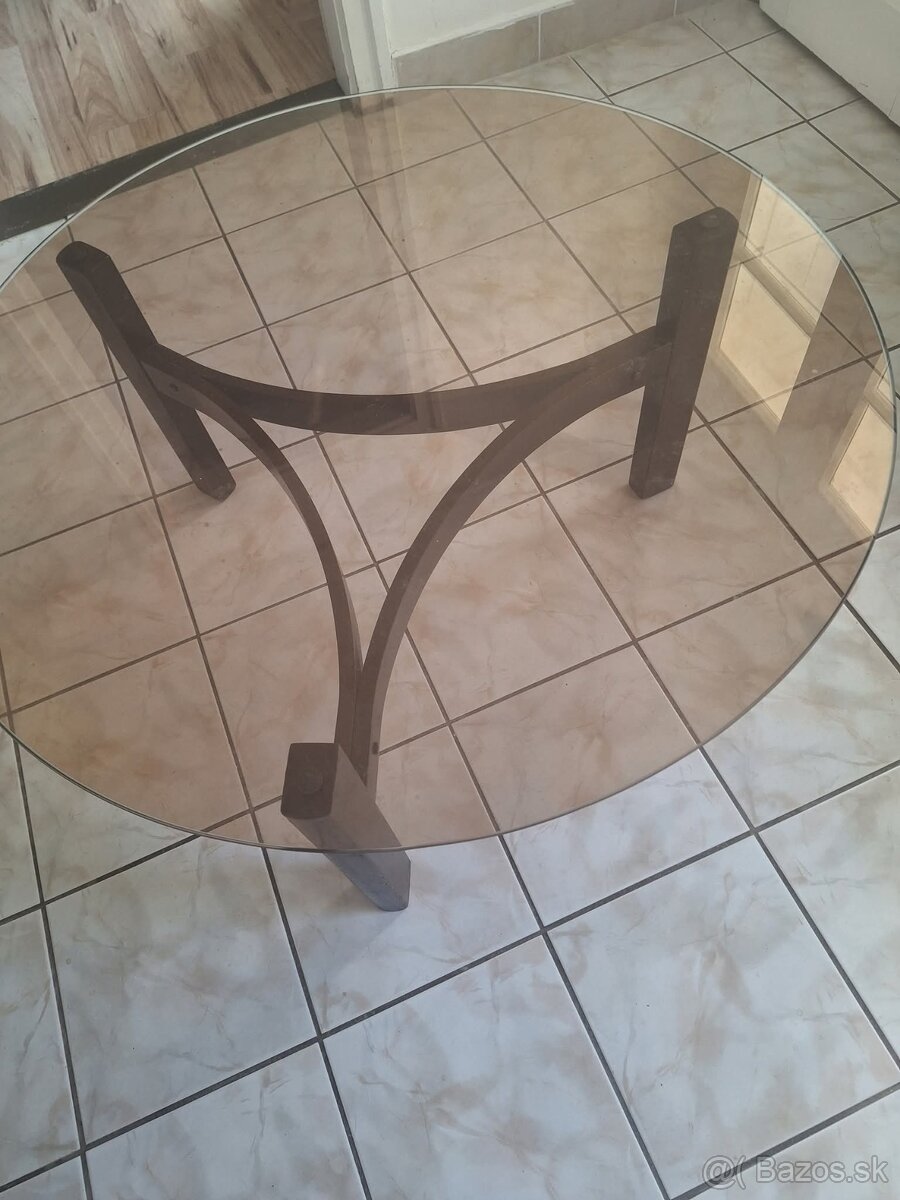 Sklenený konferenčný stolík