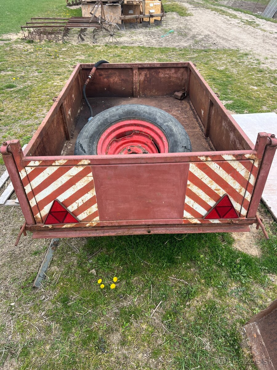 Dvojkolesná vyklápacia vlečka