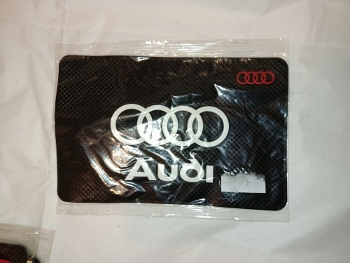 protismykova podlozka do auta audi 20x12,5cm 20€