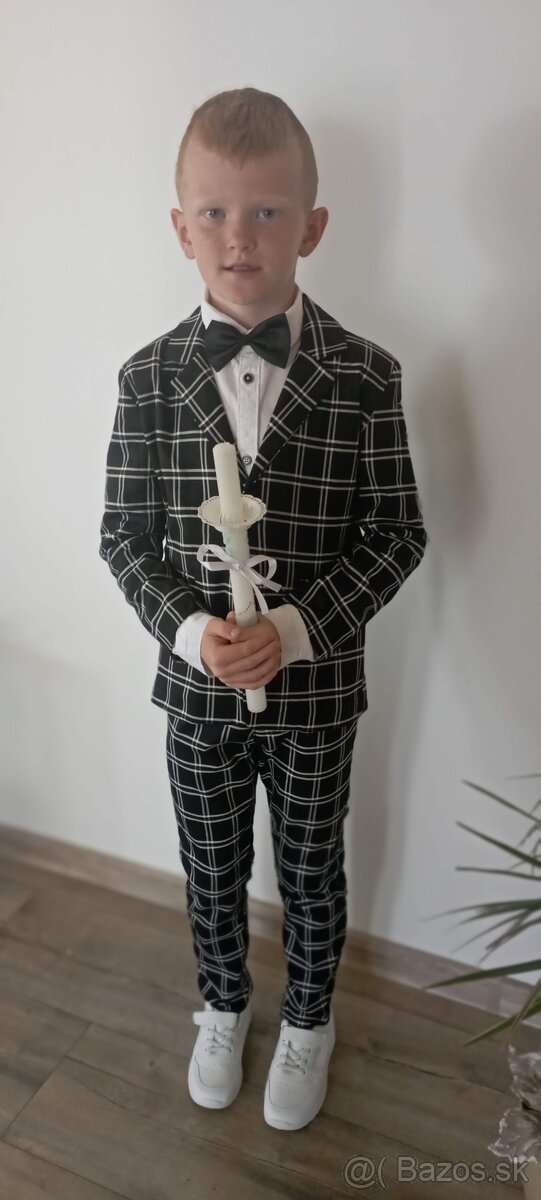Chlapčenský oblek.