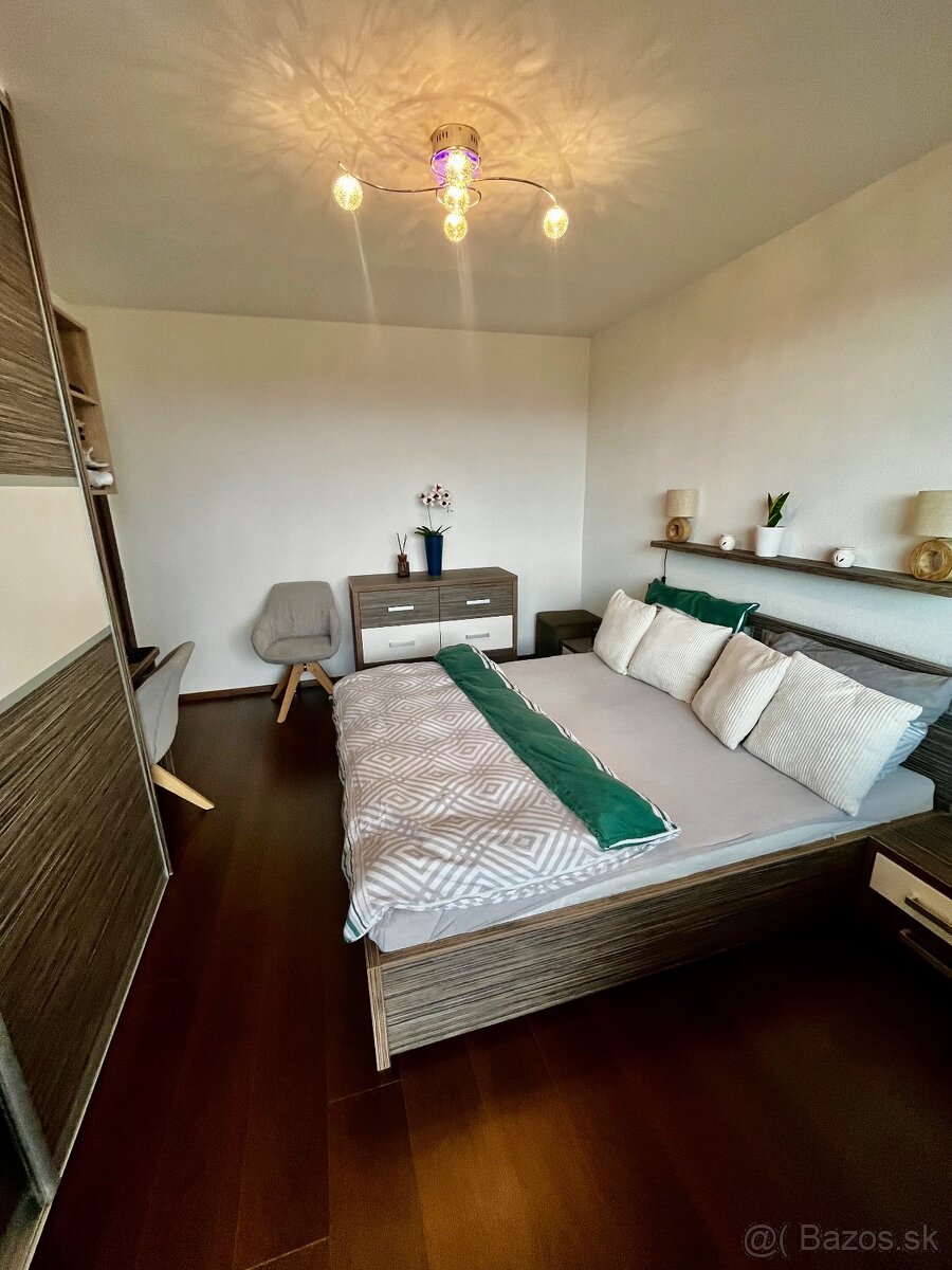 Zrekonštr. 1,5. izb. byt s 2 lodžiami, 34m2, Sídl. Juh, VT