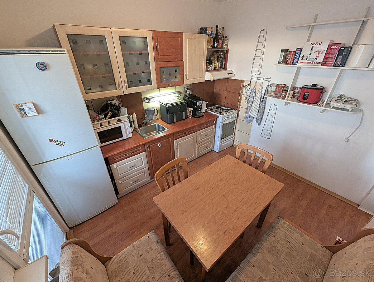 3 izbový byt s lodžiou, Petržalka, Smolenická, OV, LO, voľný
