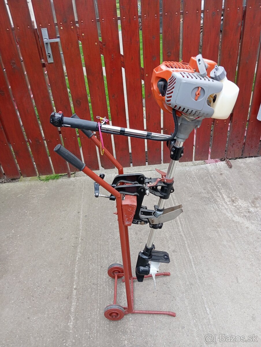 Lodný motor