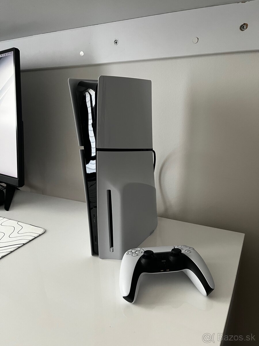 Playstation 5 slim + The last of us (PS4 version)