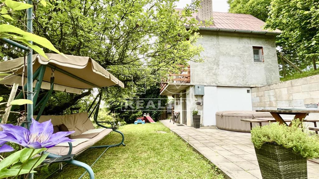Chata pod horou s výhľadom, ktorý vám zoberie dych –...