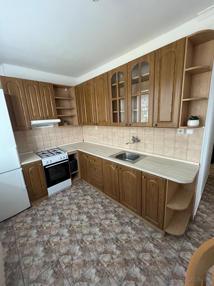 3-izbový byt (65 m²) s balkónom – HLOHOVEC- voľný ihneď