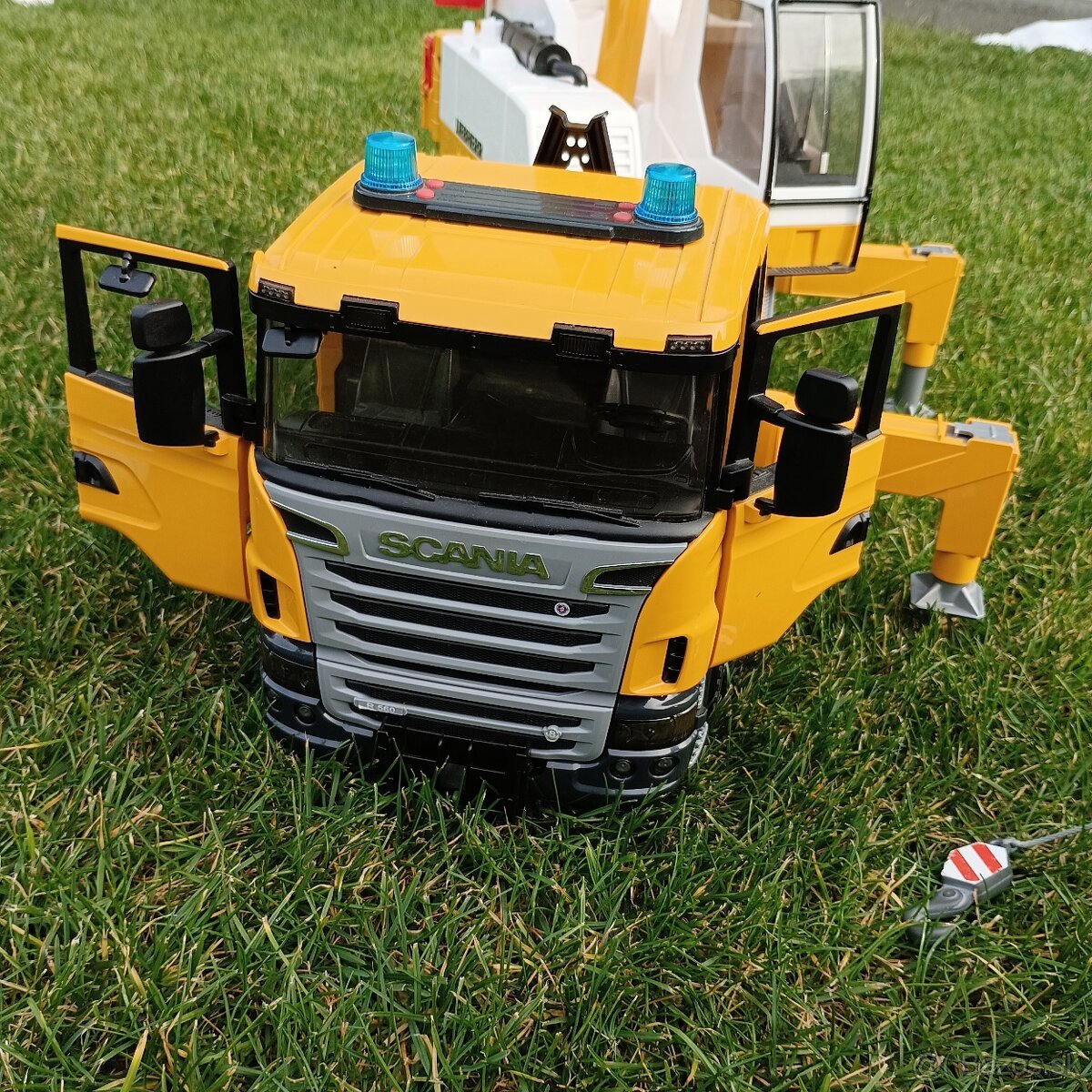 Veľké smetiarske auto a žeriav