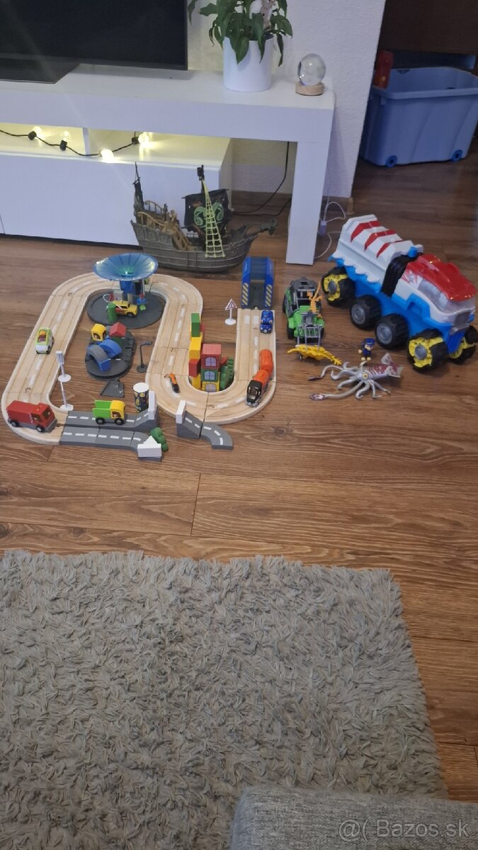 Hračky auto patrola, drevená autodráha, autíčka, loď