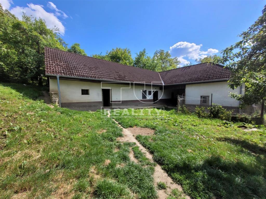 NA PREDAJ POZEMOK S HOSPODÁRSKOU BUDOVOU, 1550m2,...
