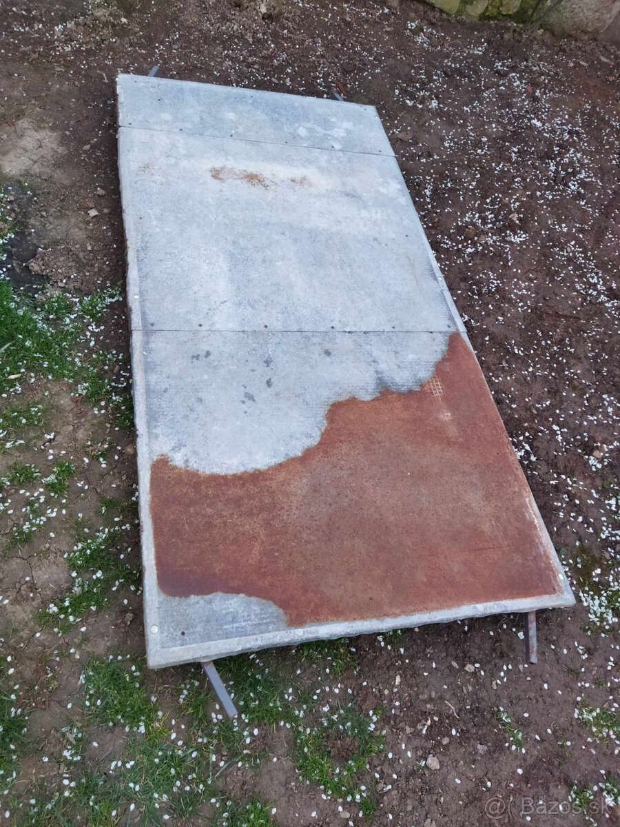 Prenosná platňa na voliéru či domček